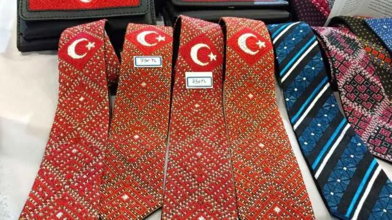 İranlı kadın Türk bayrağını kravat ve cüzdanlara işledi