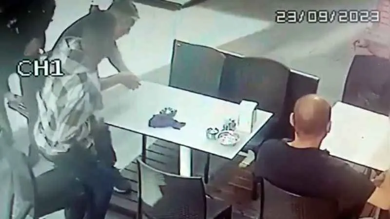 İstanbul’da büfeciye silahlı saldırı kamerada: Adres sorma bahanesiyle vurdu