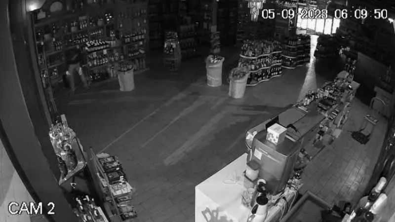 İstanbul’da 280 bin liralık tekel soygunu kamerada: Dakikalar içinde dükkanı boşalttılar