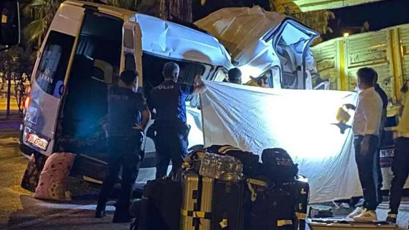 İsveç ve Alman uyruklu turistleri taşıyan minibüs, duran kamyona çarptı: 1 ölü, 10 yaralı