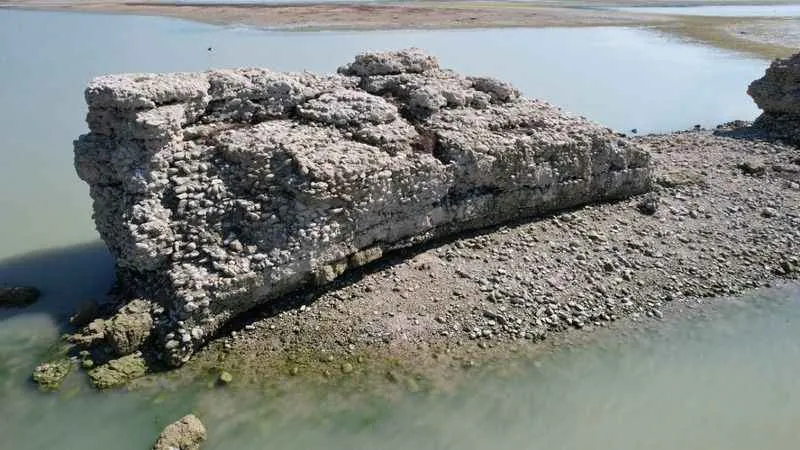 Suların çekilmesiyle ortaya çıkan antik kente defineciler dadandı