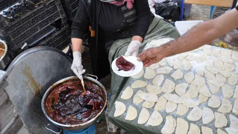 Batman'da pekmez kazanları 'kahk tatlısı' için kaynatıldı