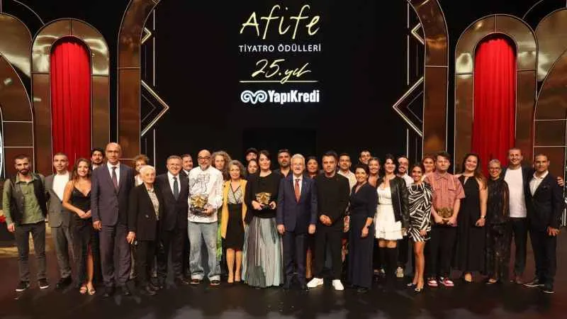 Tiyatronun en prestijli ödülü Nilüfer Kent Tiyatrosu’na