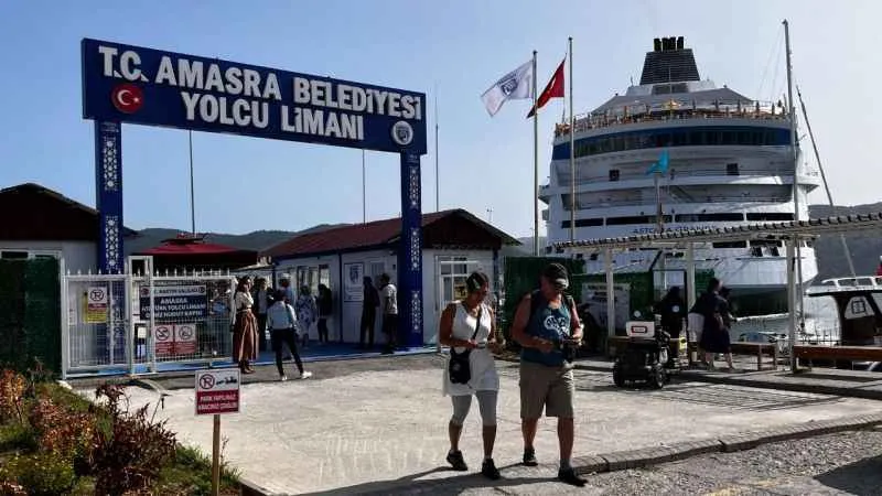 Astoria Grande 877 yolcusu ile Amasra Limanı'na demirledi