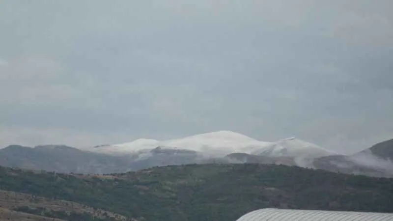 Bitlis’te yüksek kesimlere mevsimin ilk karı düştü