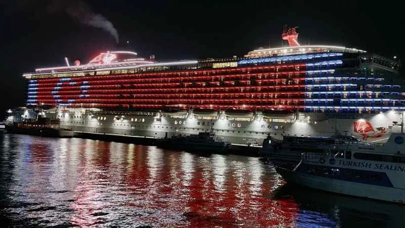 Ünlü İngiliz iş adamının yolcu gemisinin ışıkları Türk bayrağını yansıttı