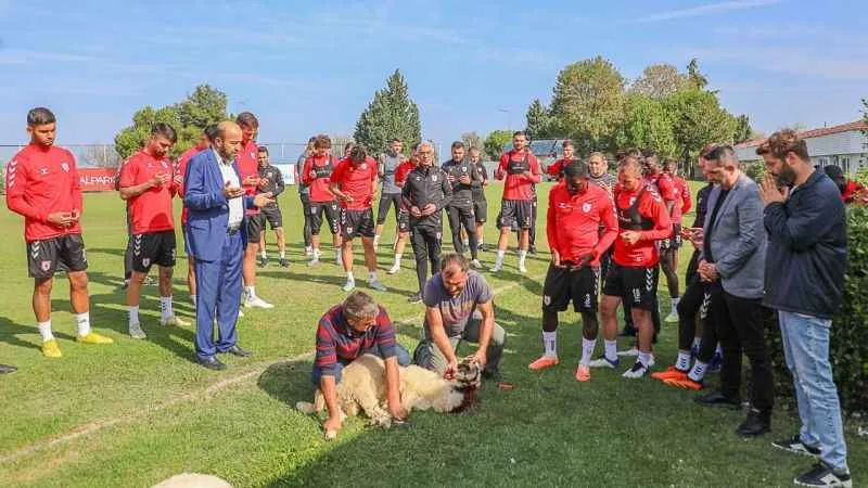 Son sırada bulunan Samsunspor, Rizespor maçı öncesi kurban kesti