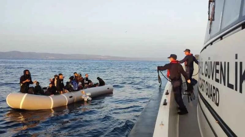Ayvalık’ta Türk kara sularına itilen 34 göçmen kurtarıldı