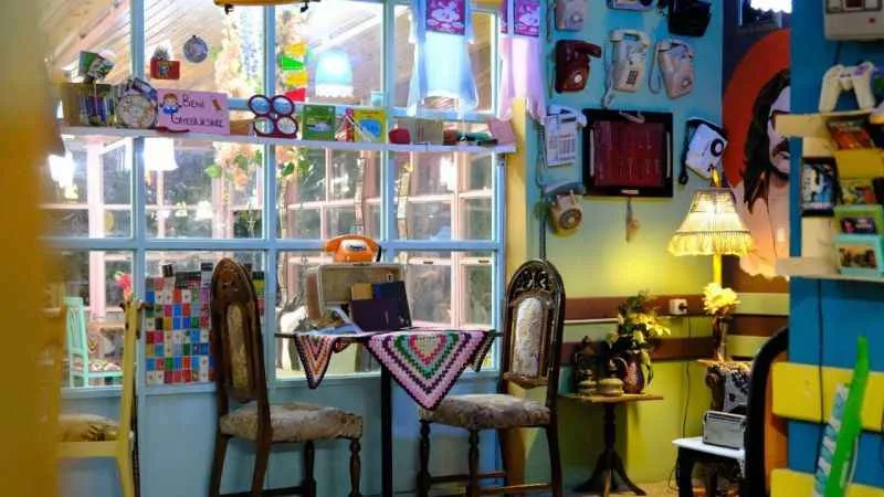 Bu kafeye gelenler 90'lara geri gidiyor