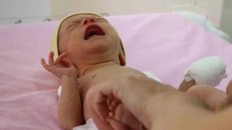 Her ağlayan bebek kolik değil