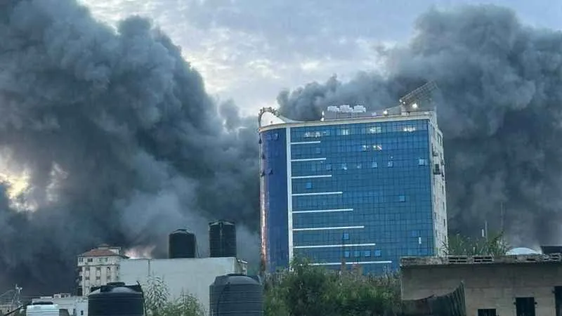 İsrail, Gazze’de 14 katlı binayı vurdu