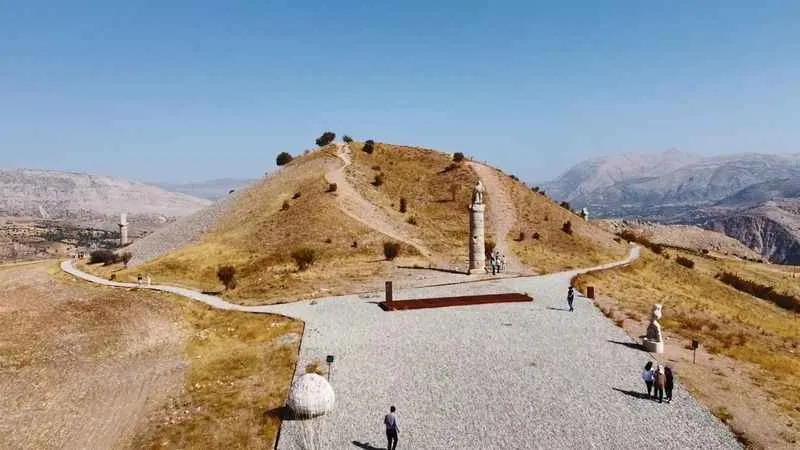 Karakuş Tümülüsü’nün içindeki yapılar görüntüleniyor