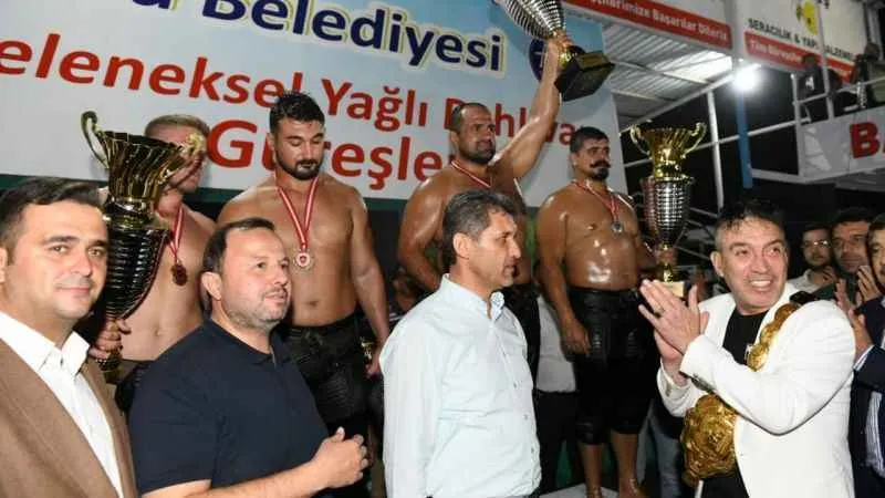 Antalya Aksu’da başpehlivan Mehmet Yeşil Yeşil oldu
