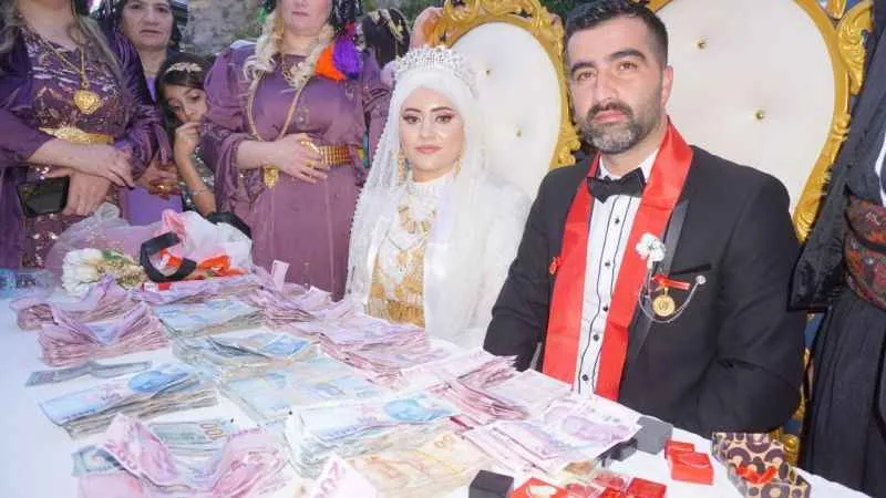 Yüzyıllık düğün geleneğinde gelin ve damada 4,5 milyon takı