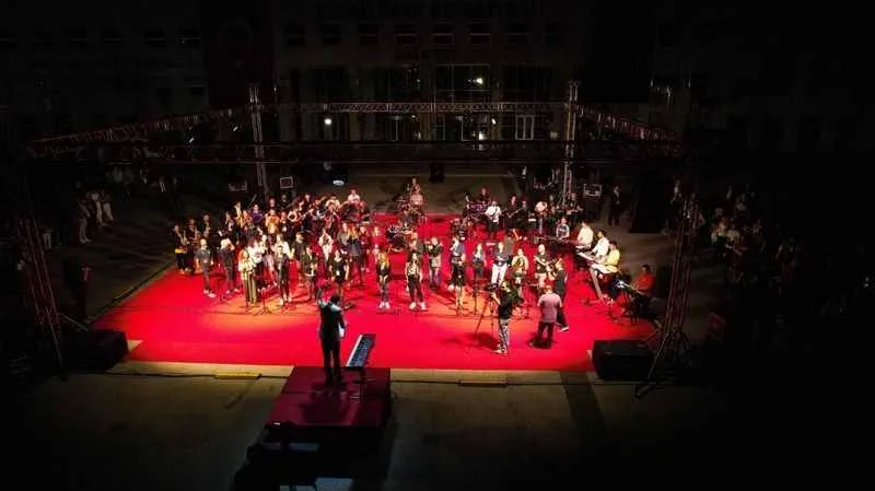 Dev orkestradan unutulmaz Cumhuriyet konseri