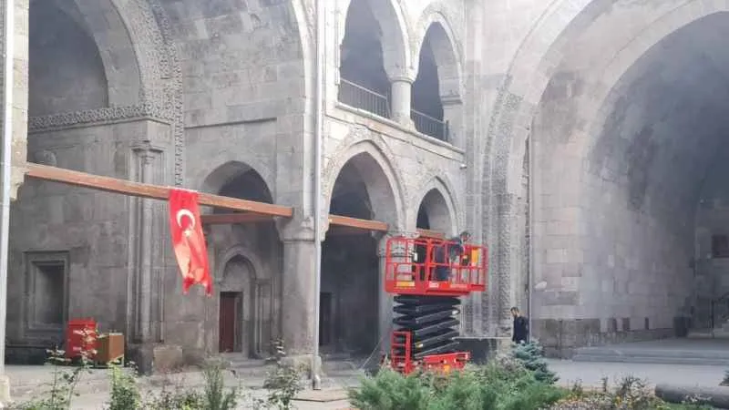 Çifte Minareli Medrese bir hafta ziyaretçilere kapalı