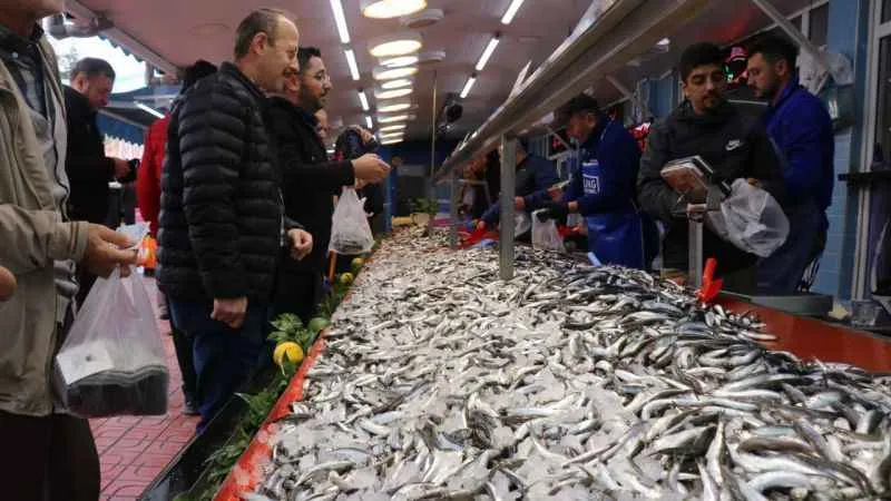 Vatandaş hamsi tezgahlarına akın etti