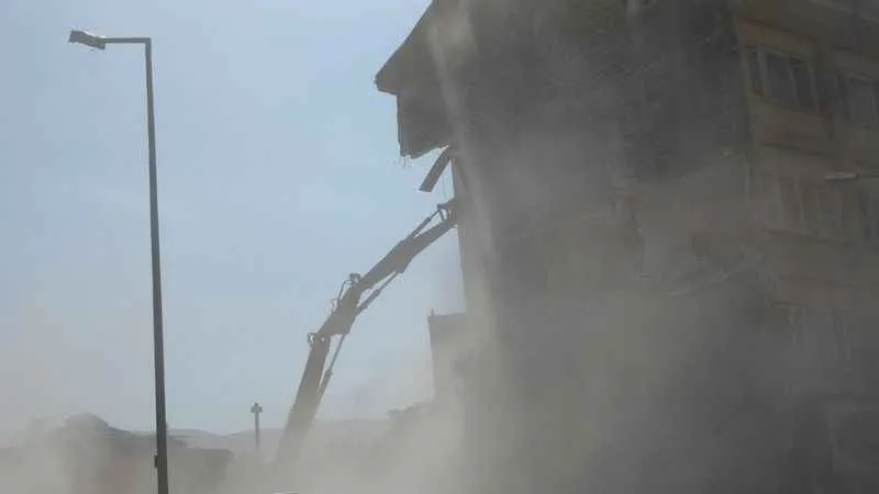Malatya’da ağır hasarlı binaların yıkımları sürüyor