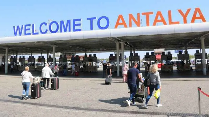 Tel Aviv’de yaşanan uçuş yoğunluğundan dolayı Antalya aktarma merkezi olarak kullanılıyor