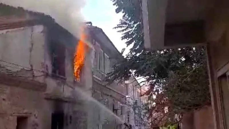 Balıkesir’de tarihi ev alev alev yandı
