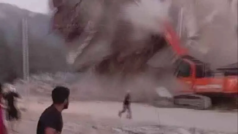 Yıkım esnasında bina çöktü