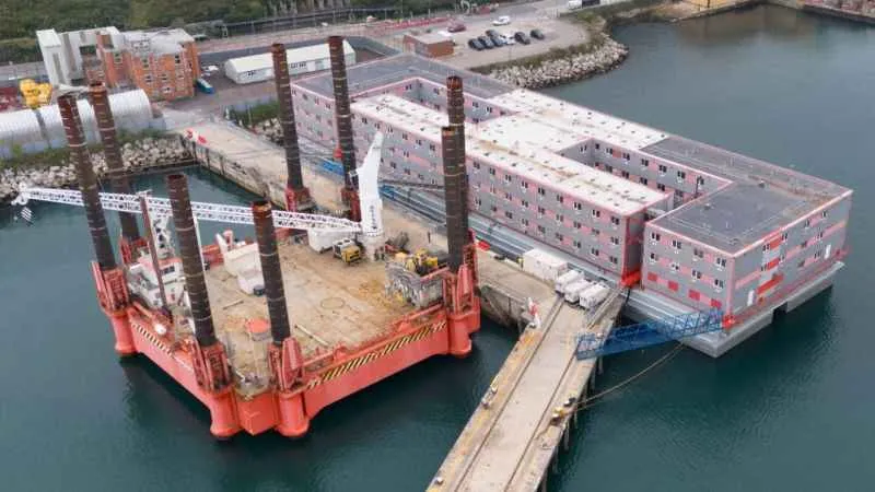 İngiltere, düzensiz göçmenleri 19 Ekim’de yeniden Bibby Stockholm mavnasına yerleştirecek