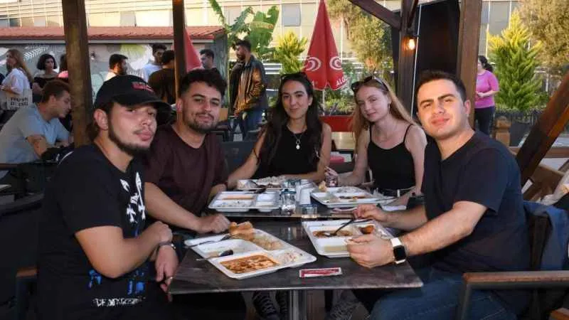 Kuşadası Belediyesi sofrasını üniversite öğrencilerine açtı