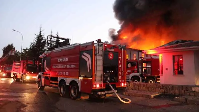 Kayseri'de büyük fabrika yangını: Ekipler alevleri söndürmek için çalışıyor