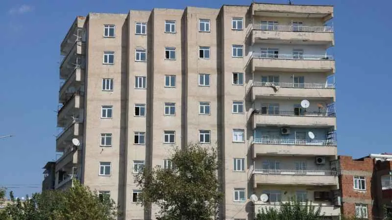 95 yaşındaki Fuat dede depremlerde terk edilen binada tek başına yaşıyor