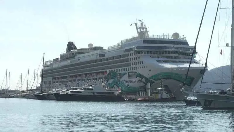 Dev yolcu gemisi İsrail’deki savaştan dolayı rotasını Marmaris’e çevirdi