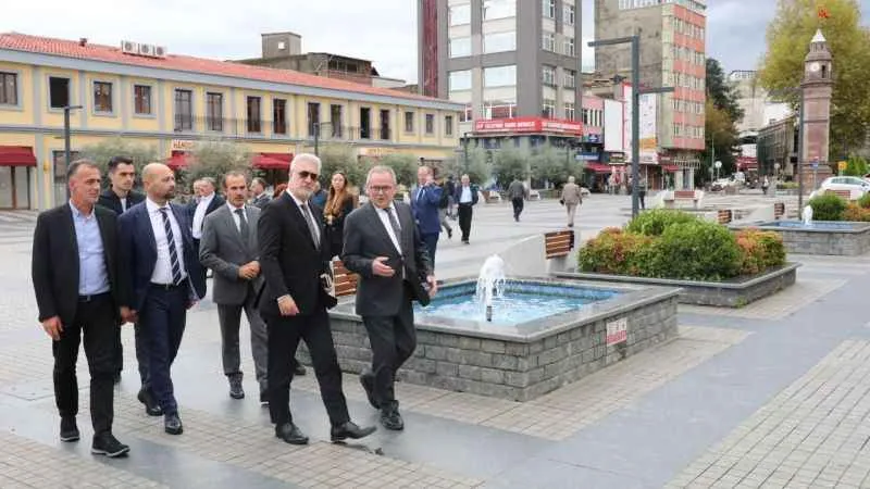 Tamer Karadağlı, Saathane Meydanı'nı inceledi