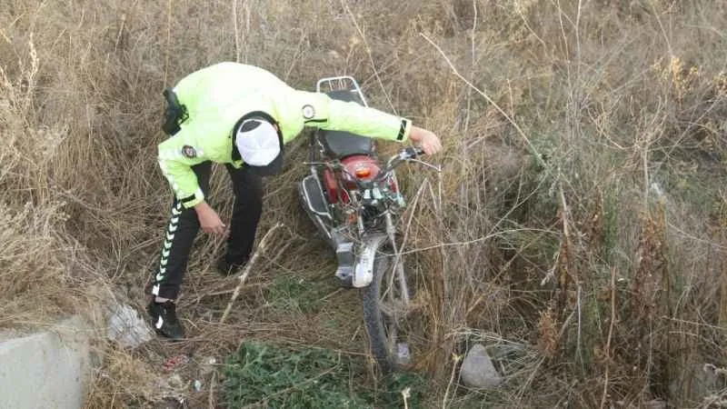 Motosiklet levhalara çarpıp şarampole düştü: 2 yaralı