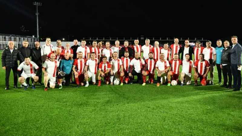 Emektar sporcularla protokolün maçında kazanan dostluk oldu