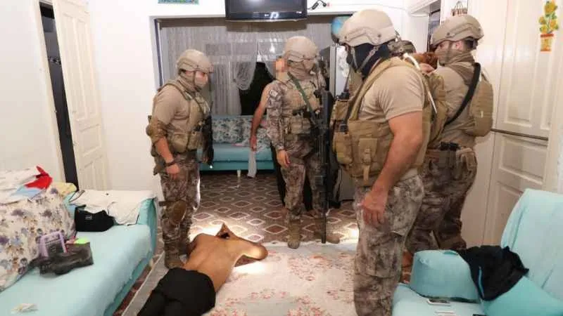 Mersin'de uyuşturucu satıcılarına operasyon: 35 gözaltı