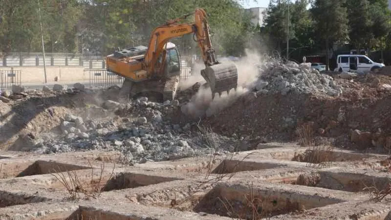 89 kişiye mezar olan Galeria Sitesi’nin temeli kapatılıyor