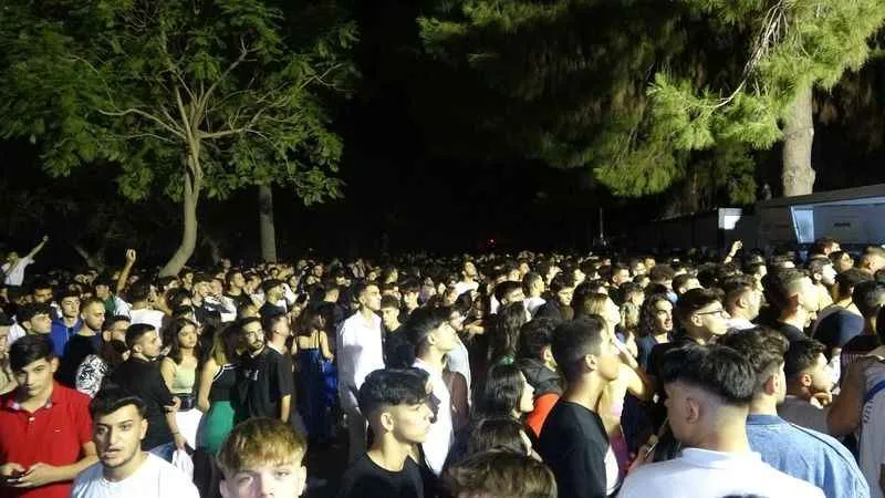 Adana’da Çukurova Rock Festivali'nde gençler bariyerleri bilet gişelerini yıkıp içeri girdi