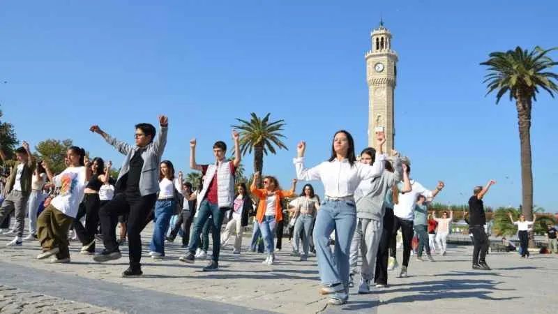İzmir’de 100. yıl coşkusu başladı