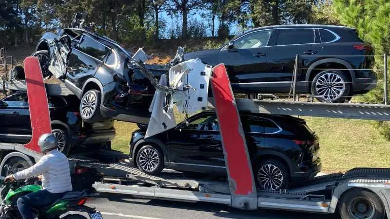 Sıfır TOGG taşıyan tır, üst geçide vurunca araçlar hasar aldı