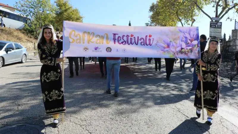 Safran Festivali kortej yürüyüşüyle başladı
