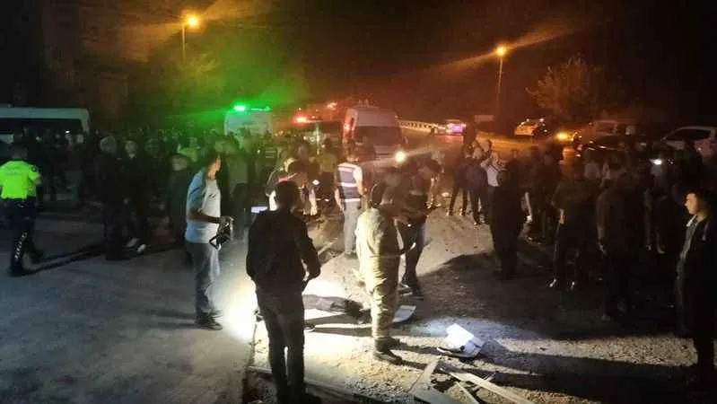 Tır düğün konvoyundaki araca çarptı: 4 ölü, 3 yaralı