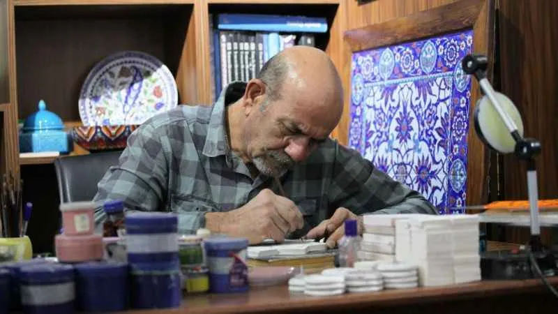 Ustası olmadan öğrendiği çini sanatını 30 yıldır devam ettiriyor