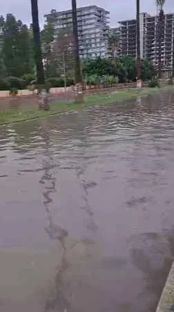Hatay’ın kuzeyinde yağışlı hava etkisini hissettiriyor, caddeler göle döndü
