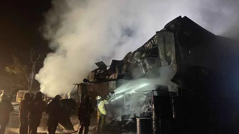 Çatalca’da kömür jeli üretimi yapan fabrika alev alev yandı