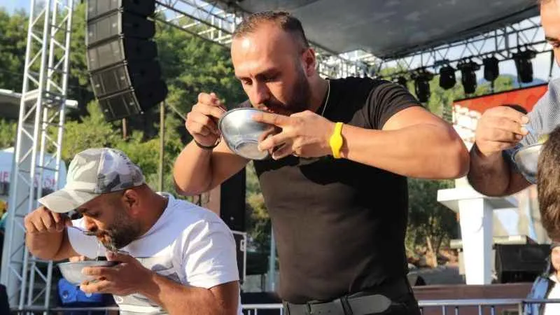 2 dakikada 2 kilogram bal yedi birinciliği kaptı