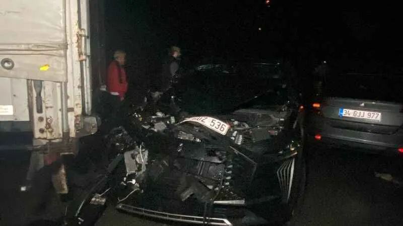 Kocaeli'de ortalık savaş alanına döndü: 26 araç kazaya karıştı, 13 kişi yaralandı