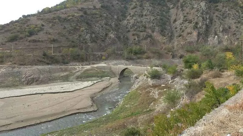 Torul Barajı'nda sular çekildi, tarihi Torul Köprüsü gün yüzüne çıktı