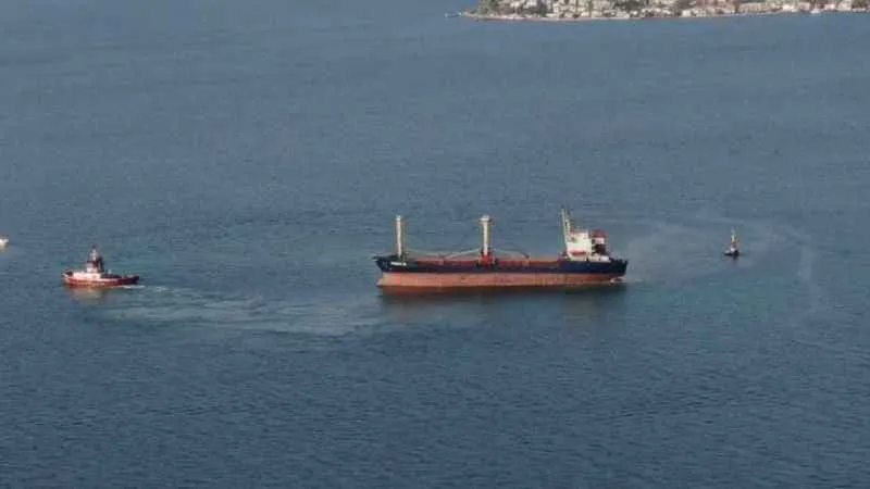 Maltepe açıklarında karaya oturan kuru yük gemisi kurtarıldı
