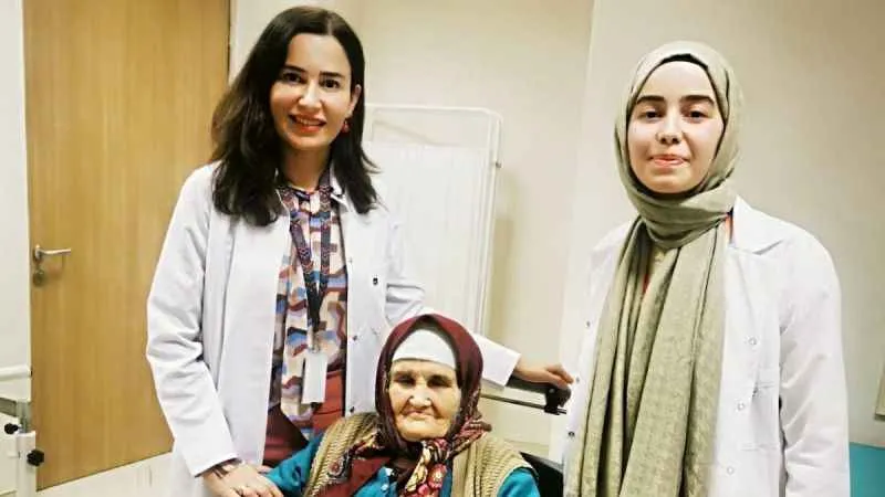 Genç doktorun ilk hastası 107 yaşındaki yaşlı kadın oldu
