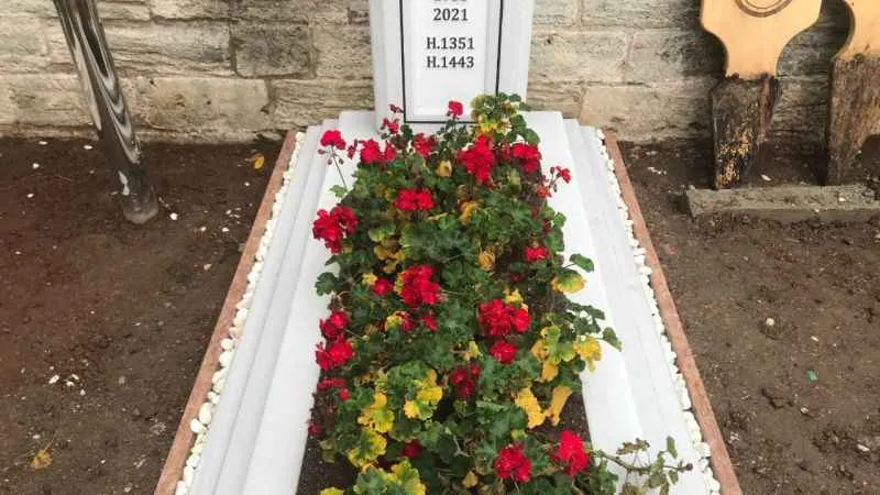 Sezai Karakoç’un kabrine mezar taşı yerleştirildi