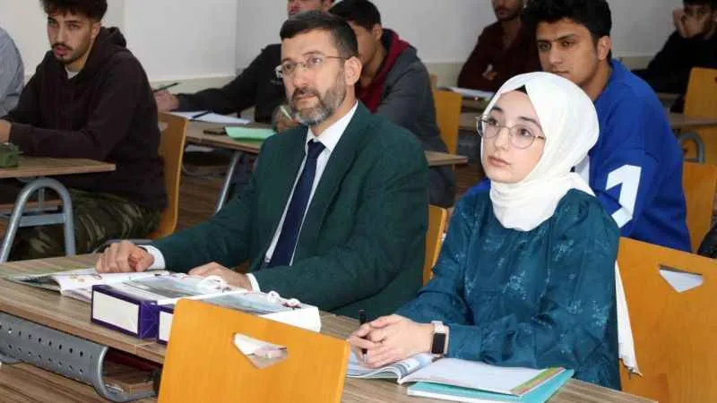 Baba ve kızı aynı sınıfta üniversite öğretimi alıyor